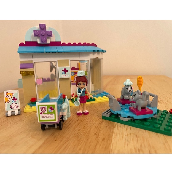 Lego Friends Vet Clinic (41085) - Picture 1 of 11